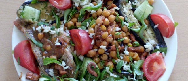 Филе морского окуня с нутом, осьминогами и баклажанами