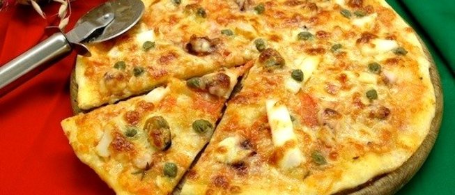 Пицца с коктейлем из морепродуктов