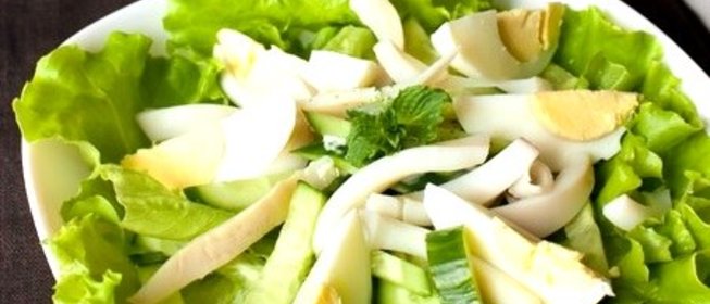 Салат с кальмарами и огурцом