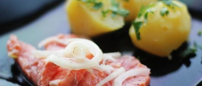 Маринованная форель с лимонным соком и репчатым луком