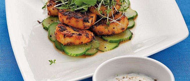 Салат из морских гребешков с огуречным соусом