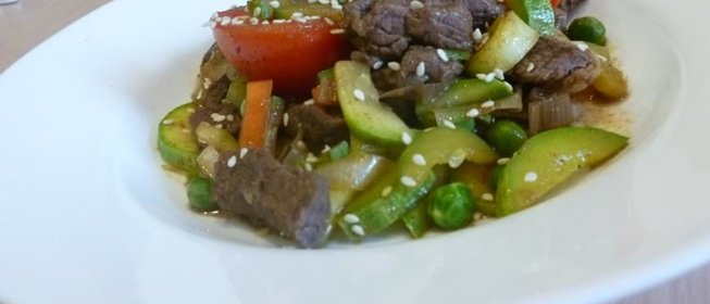 Говядина с овощами вок