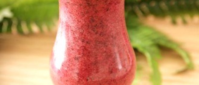 Смузи из авокадо и свежей малины