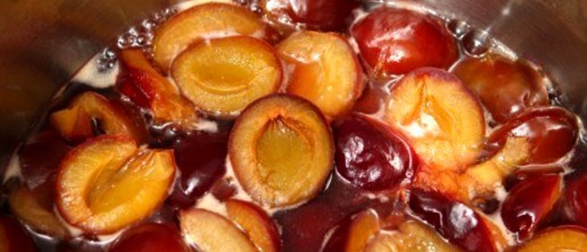 Компот из свежих яблок и слив