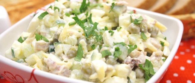 Салат с курицей и зеленым горошком