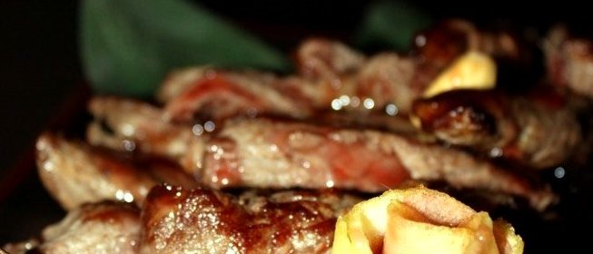 Говядина с яблоками и вишневым соусом