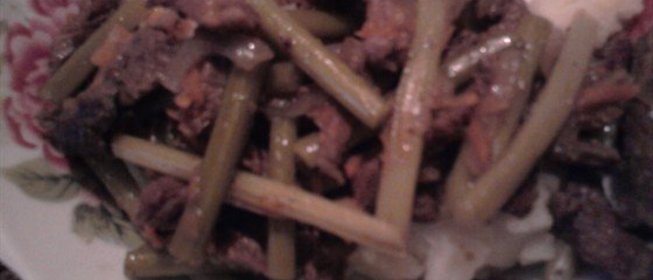 Говядина с чесночными стрелками