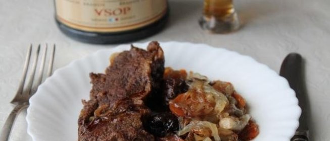 Говядина с черносливом в духовке