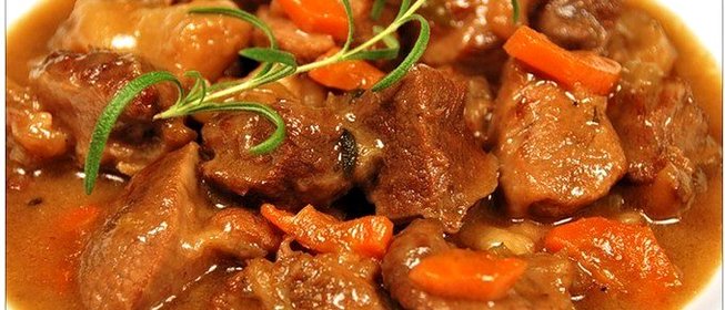 Тушеная говядина с морковью и луком