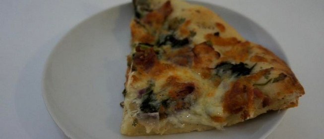 Пирог-пицца с беконом и шпинатом