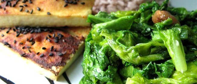 Листовая капуста с жареными кешью и лимонным соком