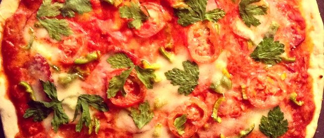 Пицца на красном соусе с говядиной