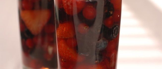 Ягоды в желе из розового вина