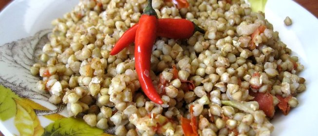 Зеленая гречка с помидорами, луком и чесноком