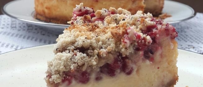 Чизкейк с брусникой и кофейным штрейзелем