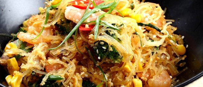 Свинина с креветками, яйцом и рисовой лапшой