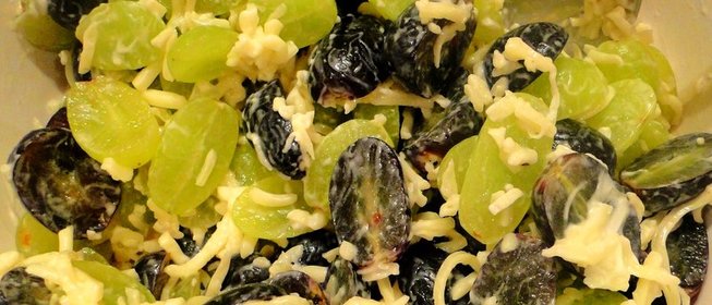 Салат с виноградом, и сыром, и чесноком