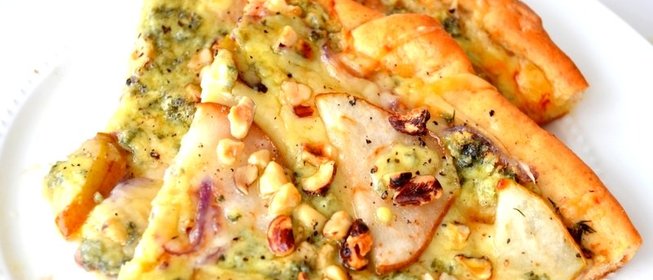 Пицца с грушами и острой копченой ветчиной