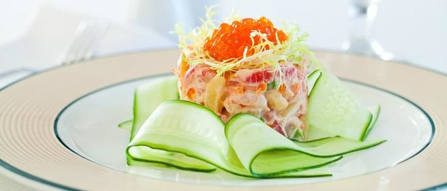 Салат из коктейльных креветок и красной икры