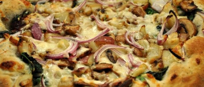 Пицца с картошкой и грибами