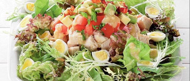 Голливудский салат с курицей и беконом