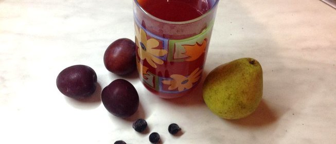 Сливовый компот с грушами и черной смородиной