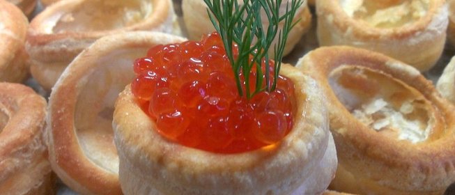 Волованы с икрой и малиновым вареньем