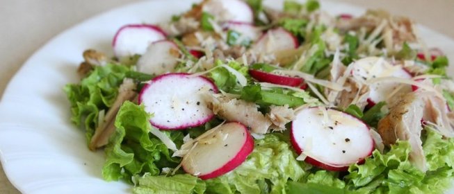 Летний салат с курицей и редисом