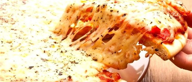 Пицца с моцареллой и помидорами