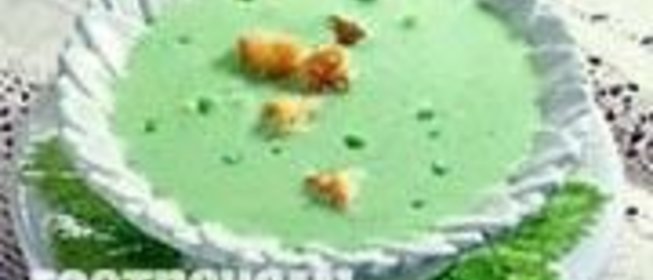 Суп-капучино из молодого горошка с крутонами