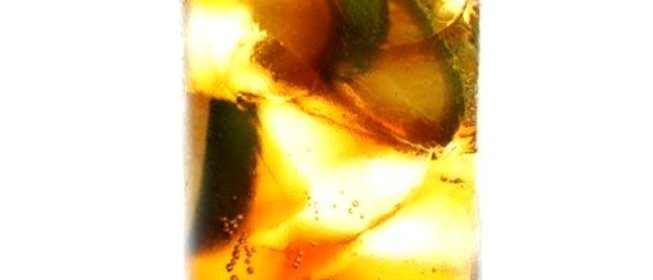 Коктейль «Лошадиная шея» из коньяка и эля 