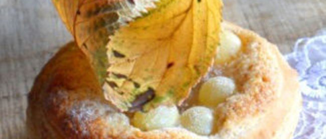 Слоеные корзинки с виноградом и миндальным кремом