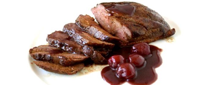 Свинина с сушеной вишней и красным вином