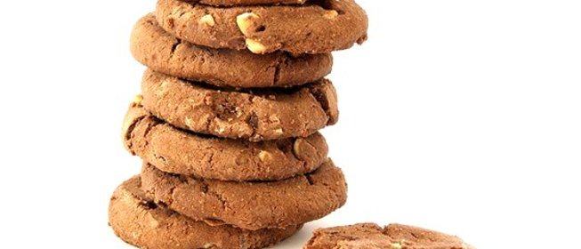 Шоколадное печенье с фундуком в потрескавшейся глазури