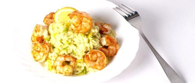 Креветки с апельсиновым соком, луком и пряностями