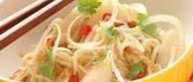 Тайский салат с курицей и грушей