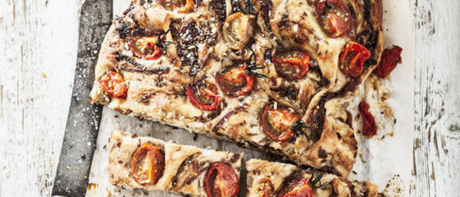 Фокачча с луком и помидорами