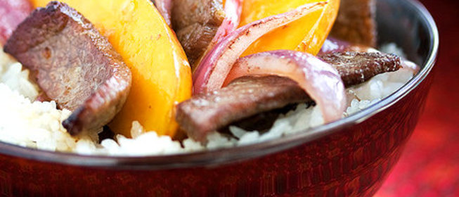 Говядина с нектаринами