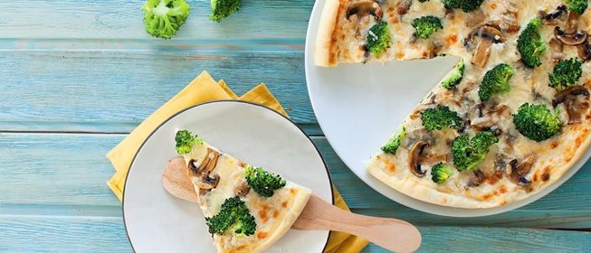 Белая пицца с брокколи и грибами