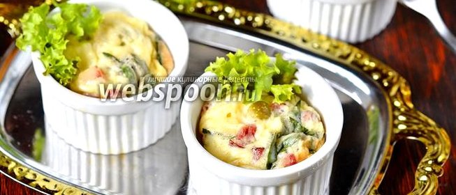 Порционный омлет с тархуном, горошком и колбасой