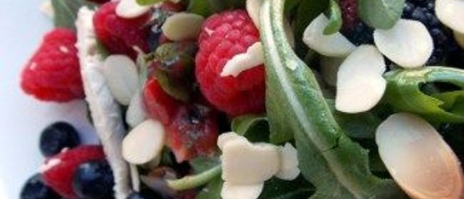 Салат с курицей, ягодами и дрессингом Клубничный дайкири