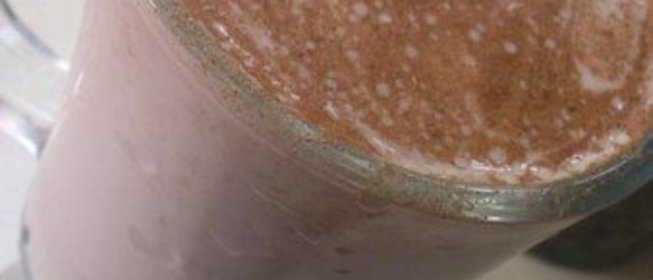 Молочный коктейль с бананом и корицей