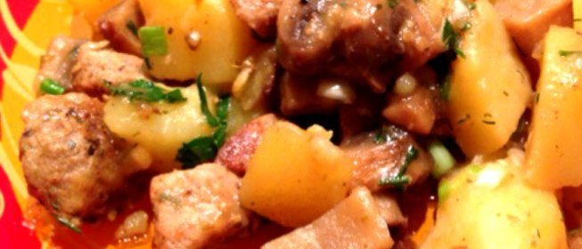 Тушеная свинина с шампиньонами и картофелем
