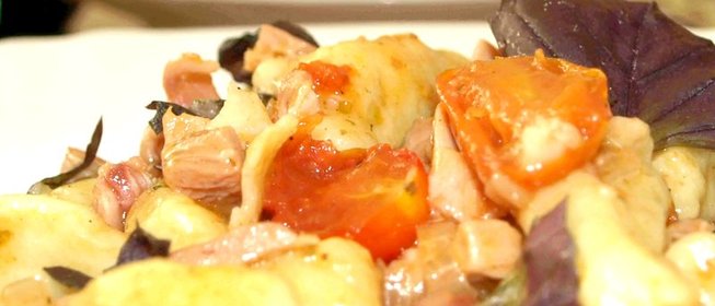 Картофельные ньокки (клецки) с помидорами черри и копченой курицей