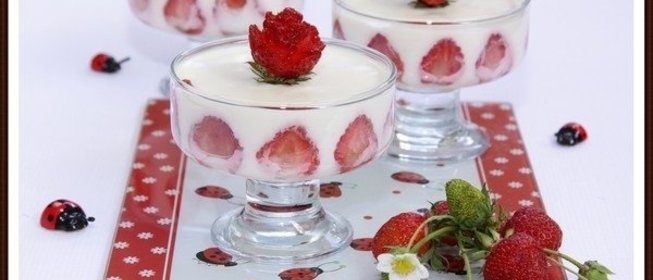 Творожное желе с клубникой