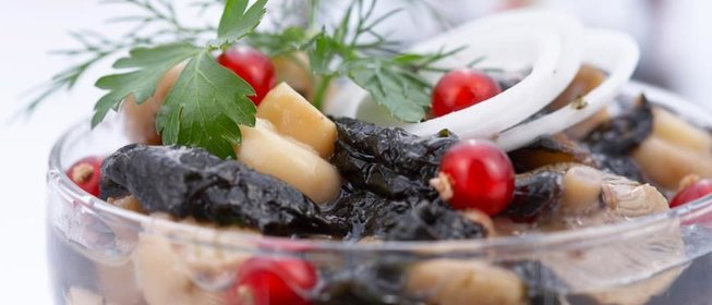 Салат с морской капустой и грибами