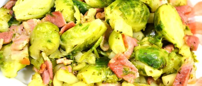 Брюссельская капуста с беконом и яблоками