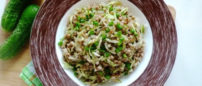 Гречка с огурцом и луком