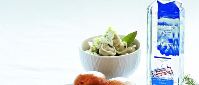 Пельмени с тушеной крольчатиной и острой сметаной