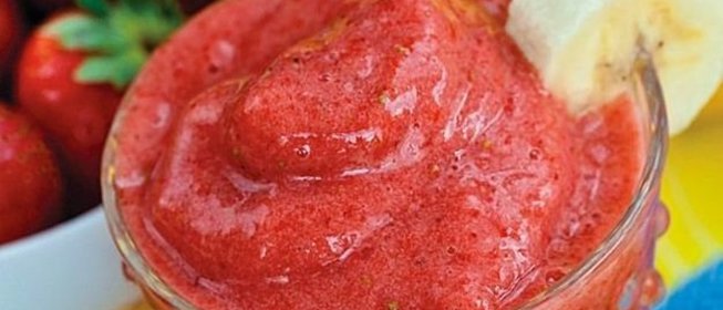 Смузи со свежими ягодами, бананом и корицей